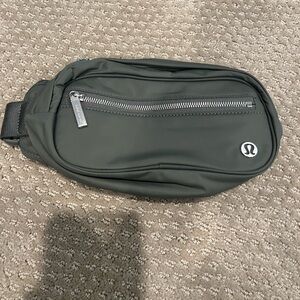 LULULEMON WUNDERLUST GRAY BELT BAG - NEW WITHOUT TAGS